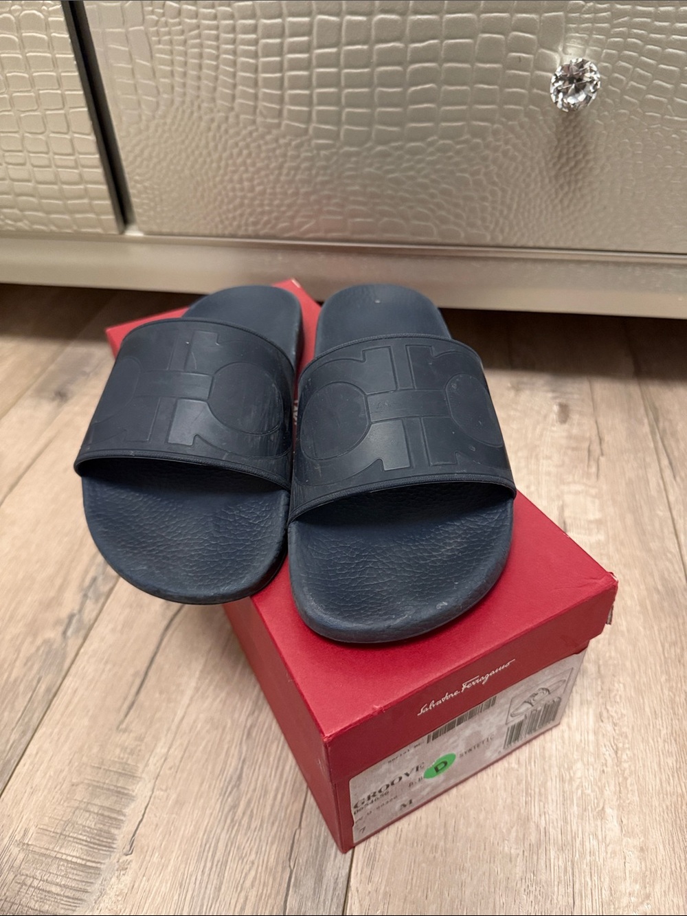 Menβs Ferragamo pool slides
